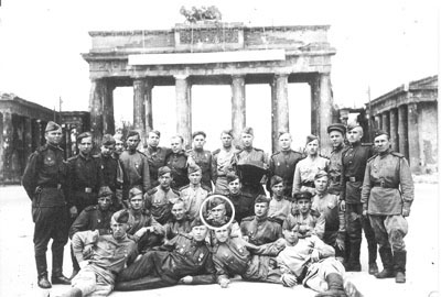 В поверженном Берлине у Бранденбургских каменных ворот. Май, 1945 год. Во втором ряду в центре И.М. Оглуздин